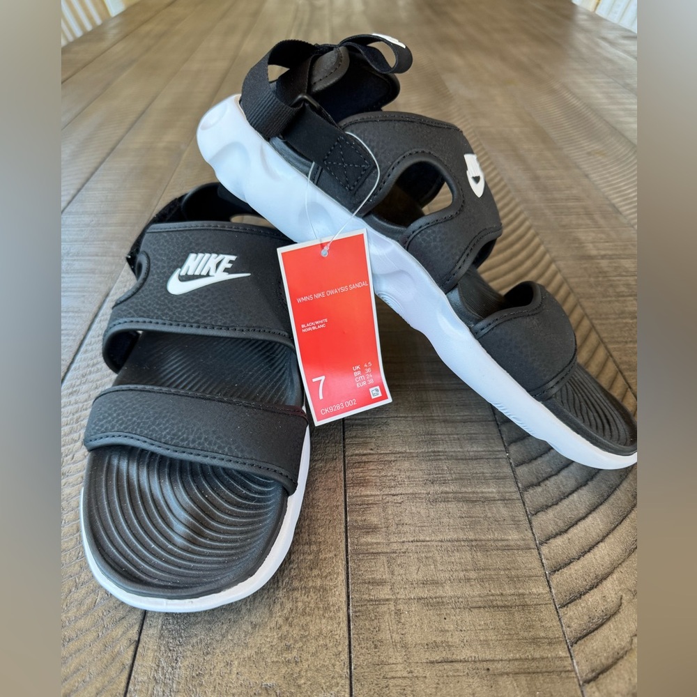 Nike Owaysis Black Sandals Women’s Size 7 (NWT)